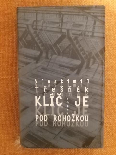 Klíč je pod rohožkou