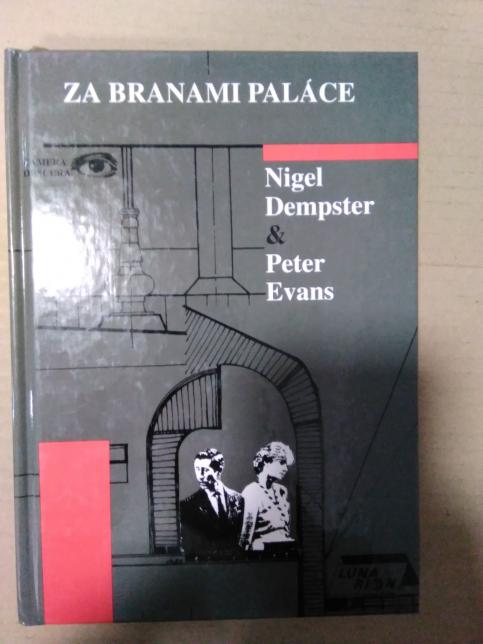 Za branami paláce