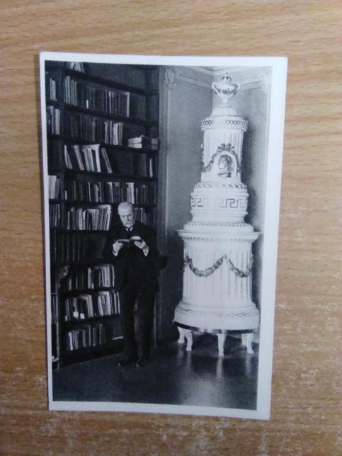 Pohlednice - Pan president ve své knihovně v Lánech (r. 1922)