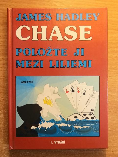 Položte ji mezi liliemi