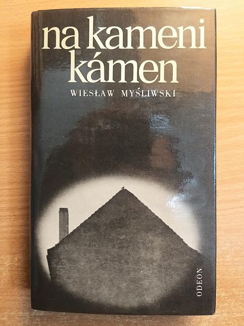 Na kameni kámen