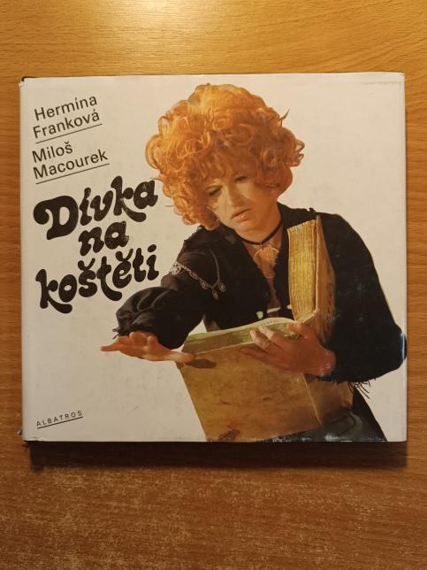 Dívka na koštěti