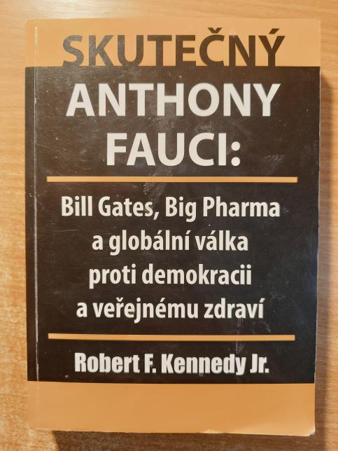 Skutečný Anthony Fauci: Bill Gates, Big Pharma a globální válka proti demokracii a veřejnému zdraví