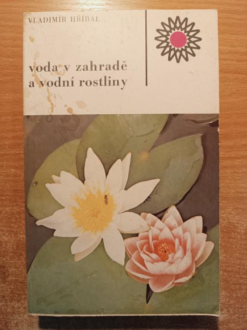 Voda v zahradě a vodní rostliny