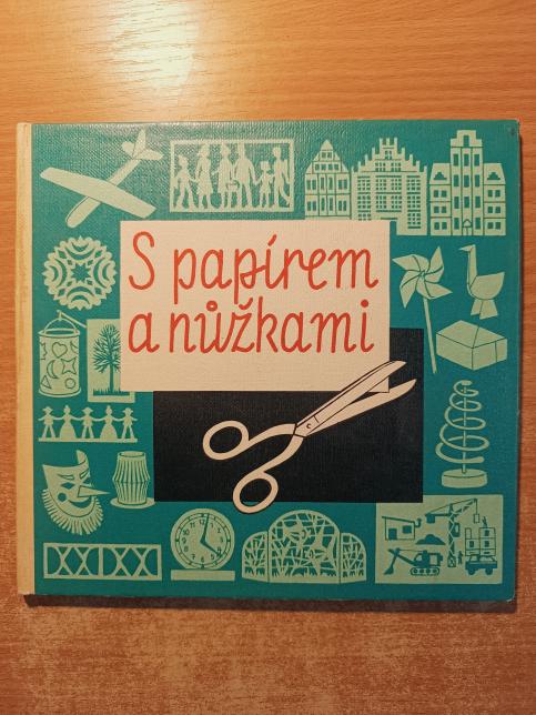 S papírem a nůžkami