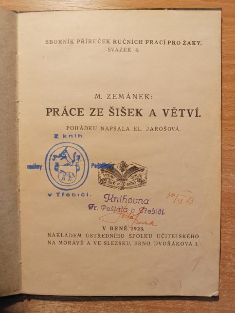 Práce ze šišek a větví